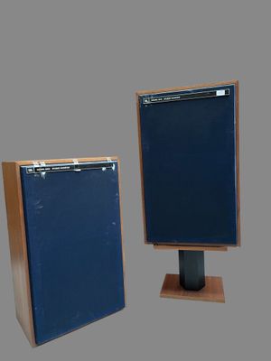 deux enceintes en bois surmontées d'un écran bleu