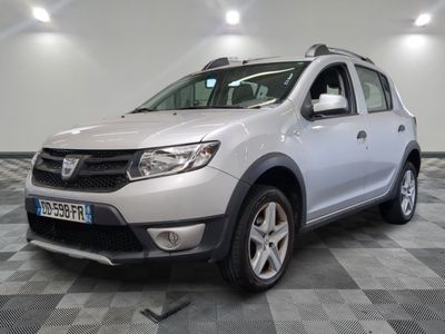 vue de face d'une Dacia blanche garée sur un sol à damier