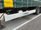 un camion garé sur le côté de la route