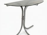 une photo d'une table en verre avec un piètement en métal