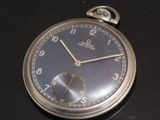 gros plan d'une montre de poche sur une table