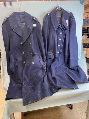 Deux manteaux en drap bleu marine, l'un avec des boutons mar…
