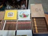 une boîte de cigares et une boîte de cigares posées sur une table