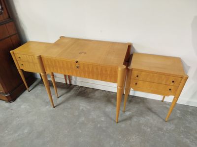 deux bureaux en bois avec des tiroirs et une armoire dans une pièce