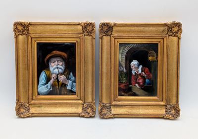 Deux tableaux représentant un homme et une femme sont exposés dans un cadre doré.