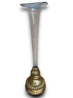 une image représentant un vase en argent avec un socle en or, sur fond blanc