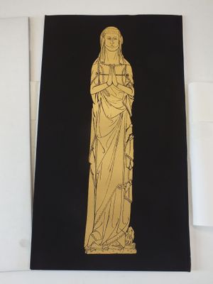 une photo d'une statue en or sur fond noir