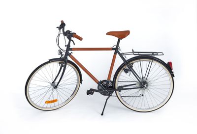 un vélo garé sur une surface blanche