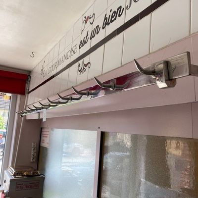 une photo d'un panneau accroché au-dessus du comptoir d'un restaurant