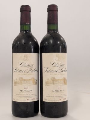 deux bouteilles de vin rouge posées l'une à côté de l'autre sur une table