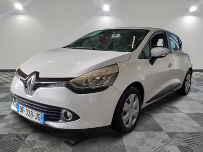 la voiture blanche est garée sur un sol en damier dans le garage