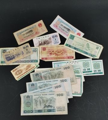 Plusieurs billets de banque différents sont disposés sur une surface noire