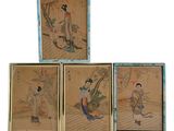 quatre tableaux asiatiques encadrés représentant des femmes en costume traditionnel et des fleurs