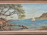 une peinture à l'huile représentant un voilier sur l'eau, près de rochers et d'arbres