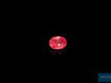 un losange rouge sur fond noir