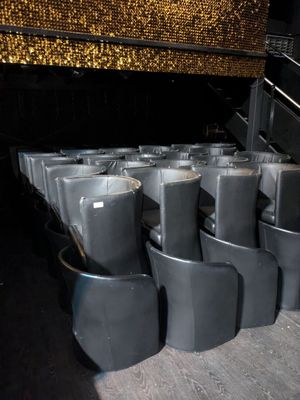 plusieurs chaises alignées
