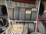 de nombreux pneus empilés sur un support dans un garage