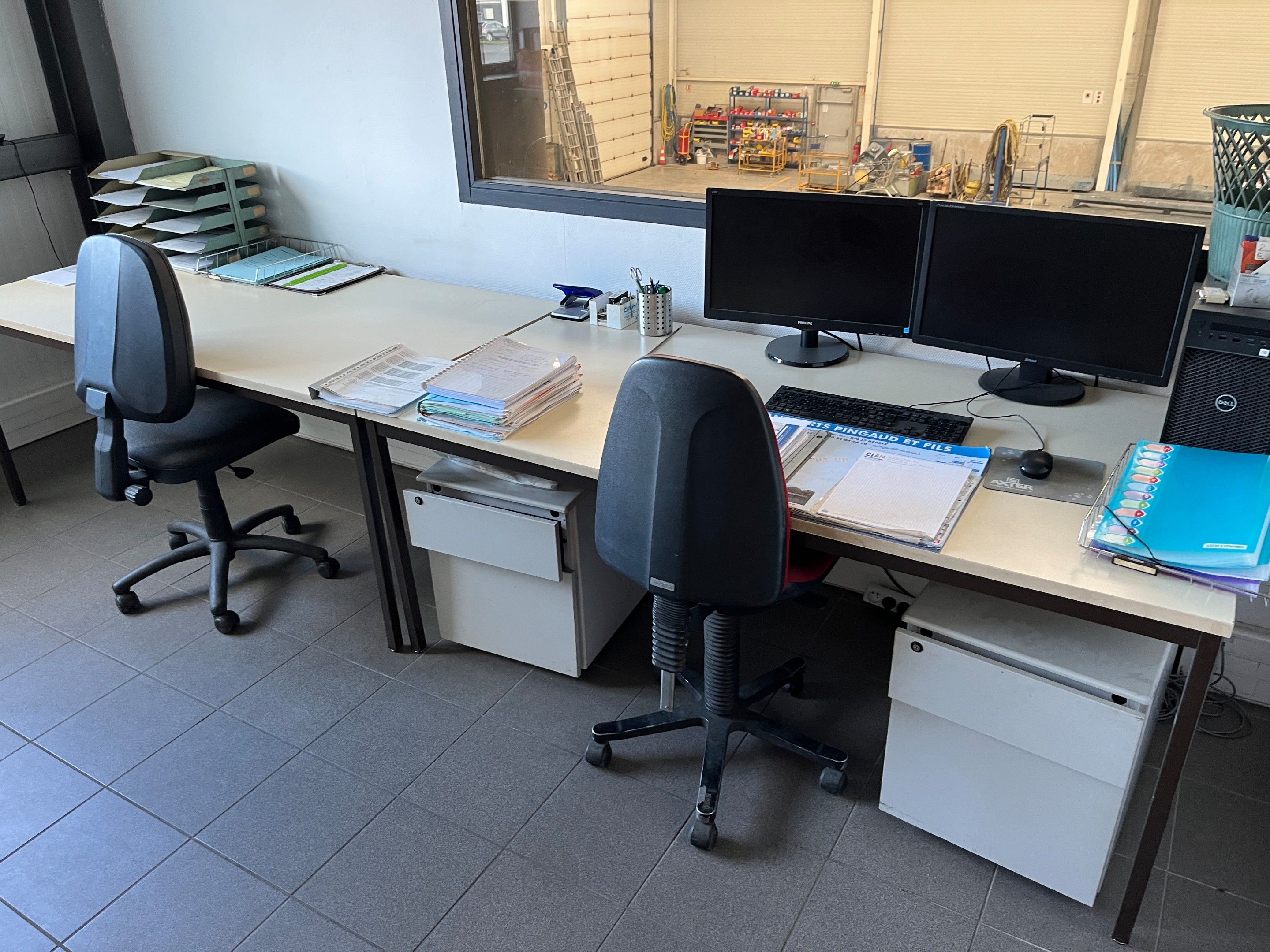 deux grandes tables en stratifié beige 150x80