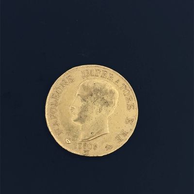 gros plan d'une pièce d'or sur une surface noire