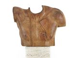 sculpture représentant une veste en cuir marron posée sur un socle blanc