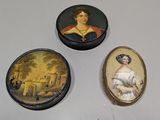 trois miniatures représentant une femme en robe blanche et une dame en robe blanche