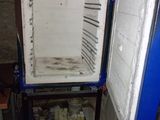 un réfrigérateur ouvert avec beaucoup de nourriture à l'intérieur
