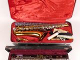 un saxophone dans son étui, posé sur une surface blanche