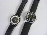 deux montres posées sur une surface blanche