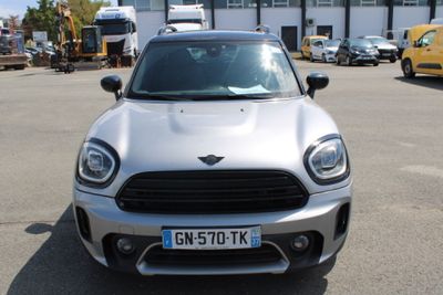 une Mini Cooper argentée garée sur un parking