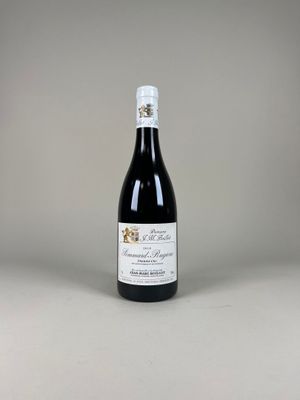 la bouteille de vin rouge est posée sur la table