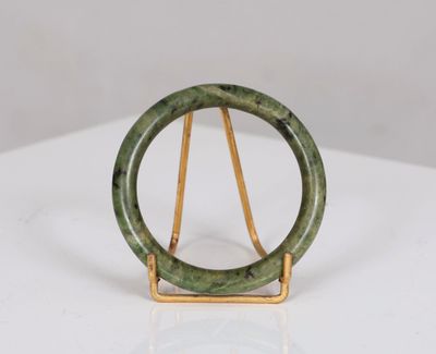 CHINE. Bracelet jonc en pierre dure verte imitant le jade ép…