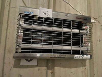 une photo d'un radiateur en métal accroché au mur