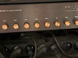 une photo d'un rack contenant du matériel électronique, sur lequel est apposée une étiquette jaune