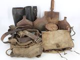 beaucoup d'objets anciens qui traînent sur une table