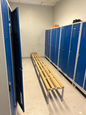 une longue rangée de casiers bleus dans une pièce