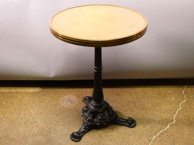 une petite table avec un plateau en bois posée sur le sol