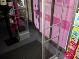 une porte vitrée ouverte dans un magasin