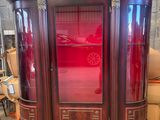une armoire surmontée d'une porte en verre
