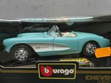 une petite voiture bleue dans une boîte posée sur une table