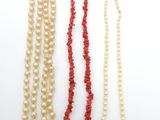 un lot de trois colliers composés de perles et de perles de corail