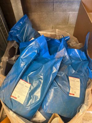 de nombreux sacs bleus rangés dans une boîte