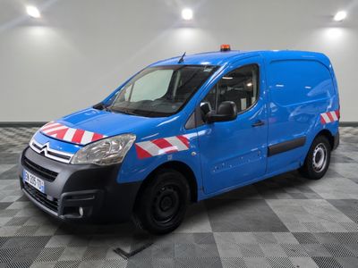 la camionnette bleue est garée sur un sol en damier dans le garage