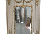 un miroir accroché au mur