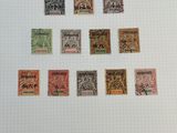 un livre sur lequel sont collés tout un tas de timbres différents