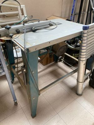 a workbench that has a table with a machine on it