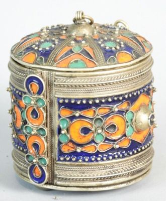 une boîte argentée ornée d'un motif orange et bleu