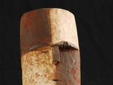 une photo d'une sculpture représentant un visage, réalisée en bois