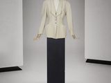 un mannequin vêtu d'une veste blanche et d'une jupe noire