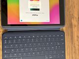 une tablette posée sur une table en bois