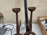 deux bougies posées sur une table